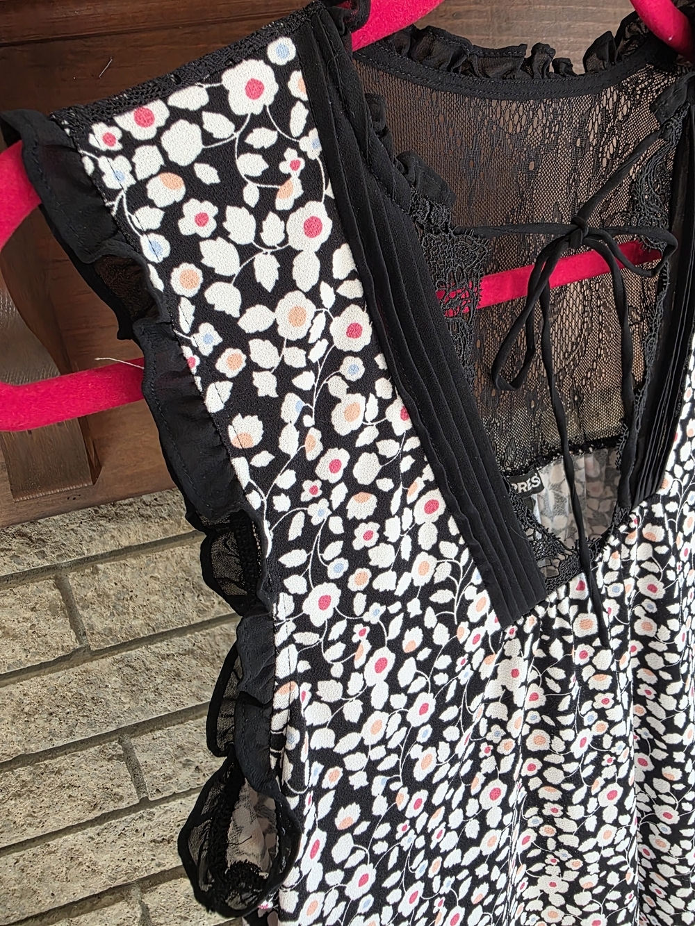 Express Black Floral Lace-Trim Sleeveless Top - Picture 3 of 6
